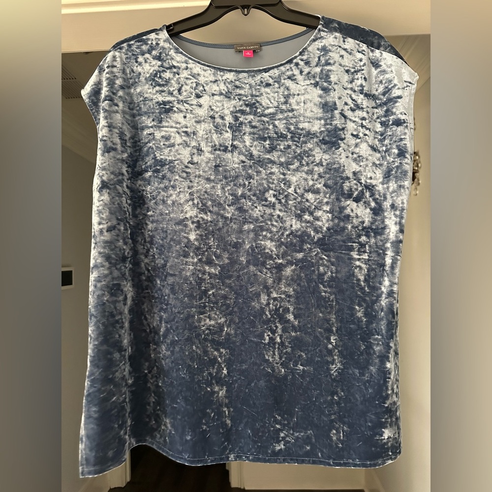 Vince Camuto Blue Velvet Shiny Short Sleeve Top Size 1X Mint Condition NWOT